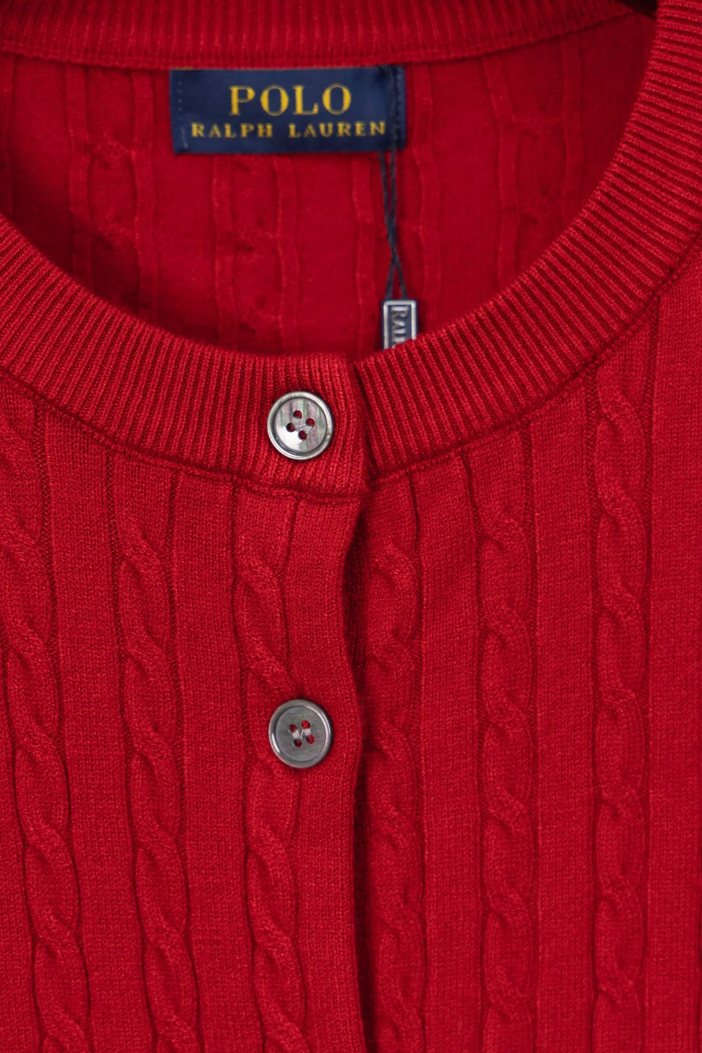 P170 Ralph Lauren Classic Round Neck Solid Color Pony Embroidered Logo Knitted Cardigan Long Sleeve Ralph Lauren Classic Basic Versatile Twist Knitted Cardigan Long Sleeve Main supply platform live broadcast Wholesale entity Replenish when out of stock Not removed from the shelves Quality 1:1 patterning Complete three standards Correct version of pony logo Imported quality cotton yarn Focus on high-end Cost-effective Good quality Needless to say Zhao Lusi's same style is really amazing, so sweet I'm so beautiful. This cardigan is really good-looking. It's simple and easy to wear. It's a must-have for goddess ootd. Good-looking clothes are never picky. A must-have in the wardrobe of goddesses. Size: S-XL. Color: black, apricot, gray, navy, red, white.